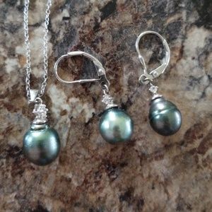 Single black fresh water pearl set